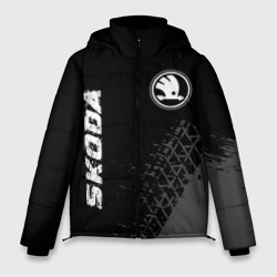 Мужская зимняя куртка 3D Skoda Speed на темном фоне со следами шин: символ и надпись вертикально
