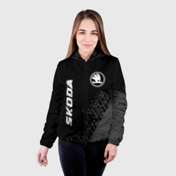 Женская куртка 3D Skoda Speed на темном фоне со следами шин: символ и надпись вертикально - фото 2