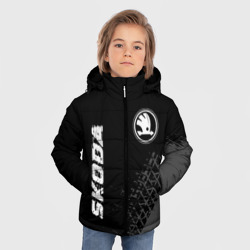 Зимняя куртка для мальчиков 3D Skoda Speed на темном фоне со следами шин: символ и надпись вертикально - фото 2