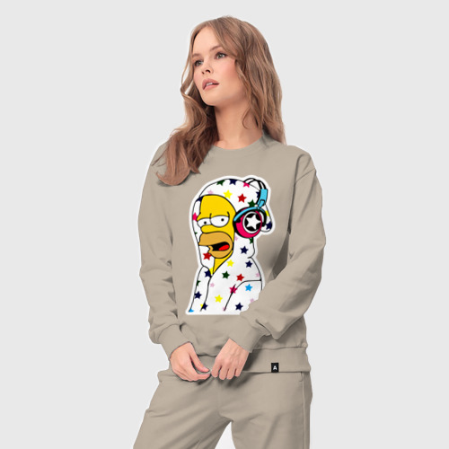 Женский костюм хлопок с принтом Гомер Симпсон в звёздном балахоне и в наушниках, вид сбоку #3