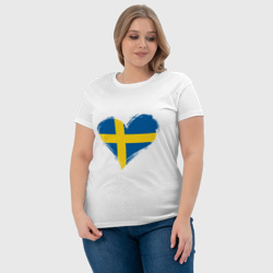 Футболка с принтом Сердце - Швеция для женщины, вид на модели спереди №4. Цвет основы: белый