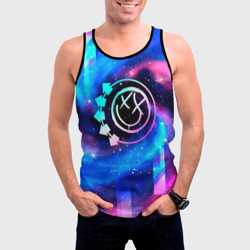 Майка с принтом Blink 182 неоновый космос для мужчины, вид на модели спереди №2. Цвет основы: черный