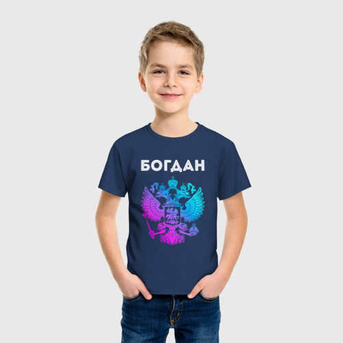 Детская футболка хлопок Богдан и неоновый герб России: символ и надпись, цвет темно-синий - фото 3