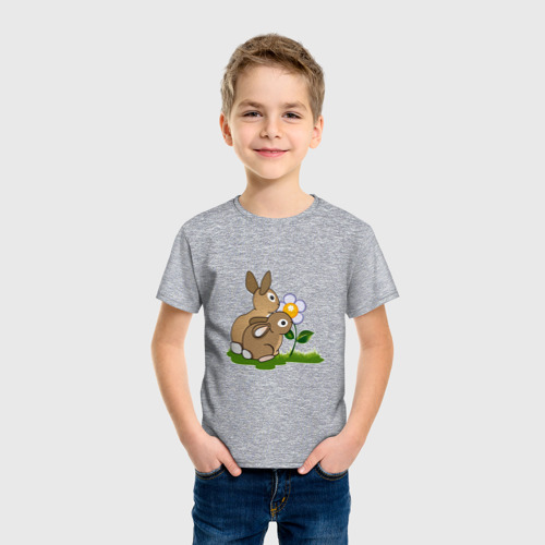 Детская футболка хлопок с принтом Зайцы нюхают ромашку, фото на моделе #1