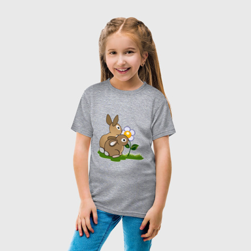 Детская футболка хлопок с принтом Зайцы нюхают ромашку, вид сбоку #3