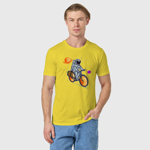 Мужская футболка хлопок с принтом Космонавт едет на велосипеде, фото на моделе #1