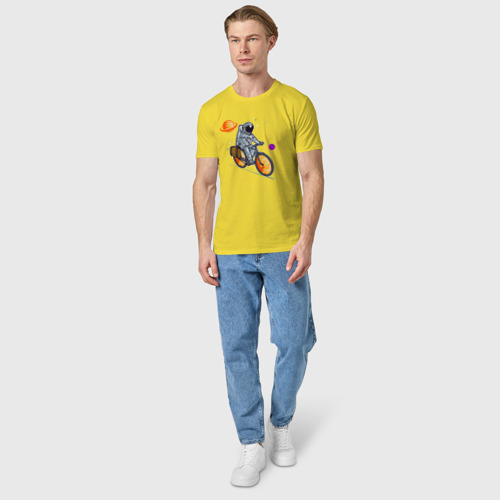 Мужская футболка хлопок с принтом Космонавт едет на велосипеде, вид сбоку #3