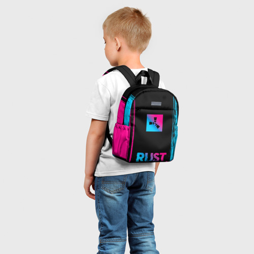 Детский рюкзак 3D с принтом Rust - neon gradient: символ сверху надпись снизу, фото на моделе #1