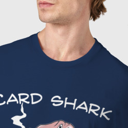 Футболка с принтом Карточная акула с сигарой для мужчины, вид на модели спереди №4. Цвет основы: темно-синий