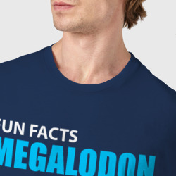 Футболка с принтом Забавные факты о мегалодонах для мужчины, вид на модели спереди №4. Цвет основы: темно-синий