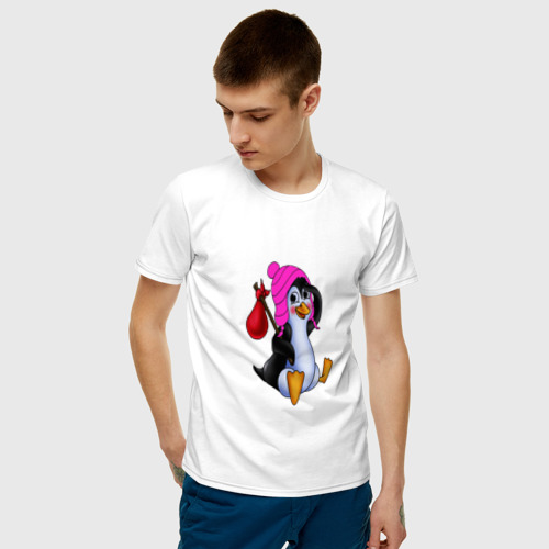 Мужская футболка хлопок с принтом Пингвин в розовой шапочке, фото на моделе #1