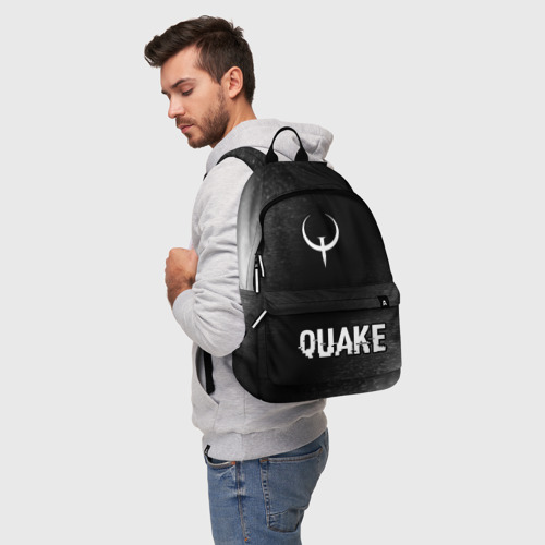 Рюкзак 3D Quake glitch на темном фоне: символ, надпись - фото 3