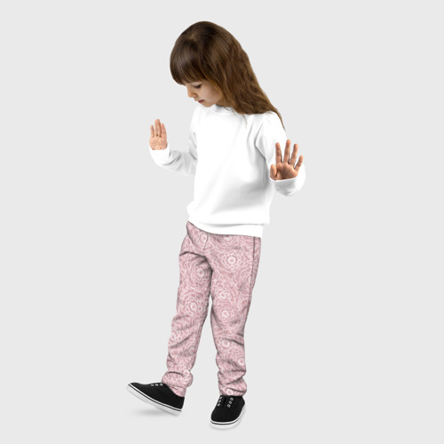 Детские брюки 3D с принтом Белые ажурные цветы на пыльном розовом, фото на моделе #1