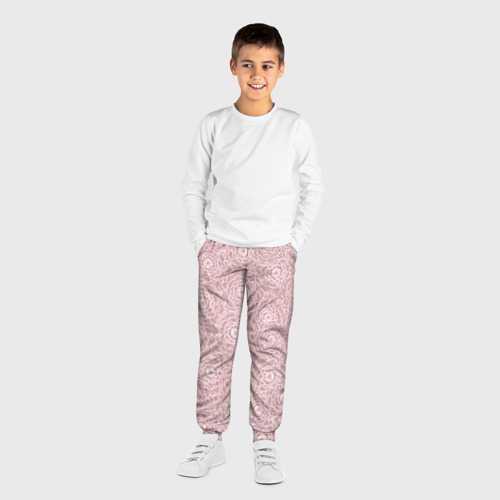 Детские брюки 3D с принтом Белые ажурные цветы на пыльном розовом, вид сбоку #3
