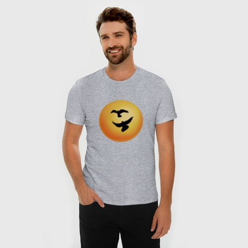 Мужская футболка хлопок Slim с принтом Пара птиц на фоне солнца, фото на моделе #1