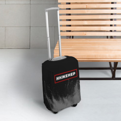 Чехол для чемодана 3D Инженер - в красной рамке на темном - фото 2