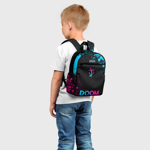 Детский рюкзак 3D с принтом Doom - neon gradient: символ, надпись, фото на моделе #1