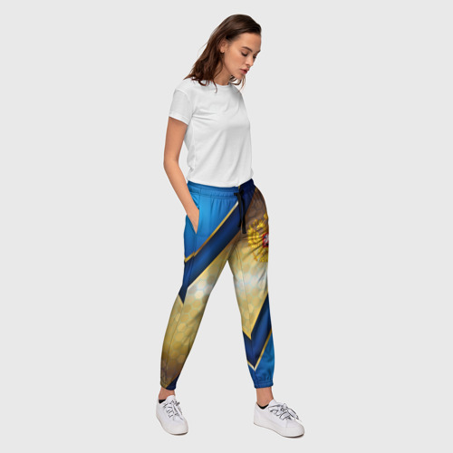 Женские брюки 3D с принтом Золотой герб России на синем объемном фоне, вид сбоку #3