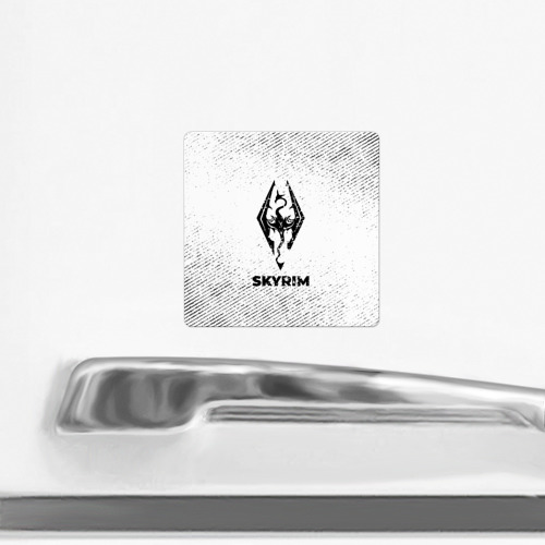 Магнит виниловый Квадрат Skyrim с потертостями на светлом фоне - фото 2