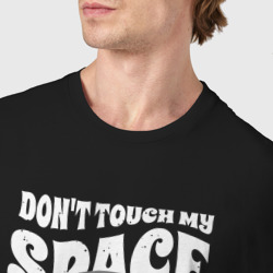 Футболка с принтом Кот космонавт в шлеме - Dont touch my space для мужчины, вид на модели спереди №4. Цвет основы: черный