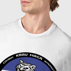 Футболка с принтом Krav-maga tiger emblem для мужчины, вид на модели спереди №4. Цвет основы: белый