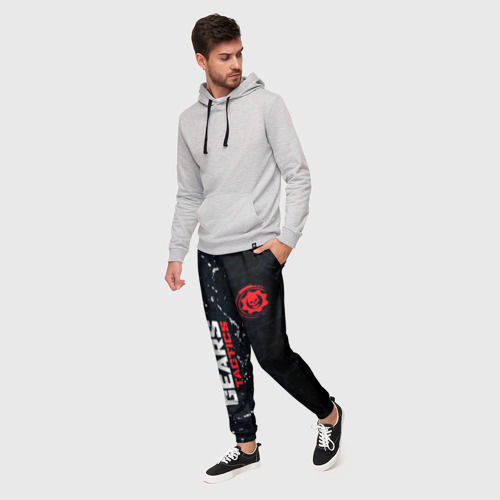 Мужские брюки 3D с принтом Gears of War красно-белой лого на темном фоне, фото на моделе #1