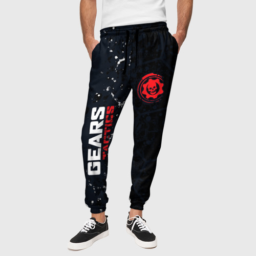 Мужские брюки 3D с принтом Gears of War красно-белой лого на темном фоне, вид сбоку #3