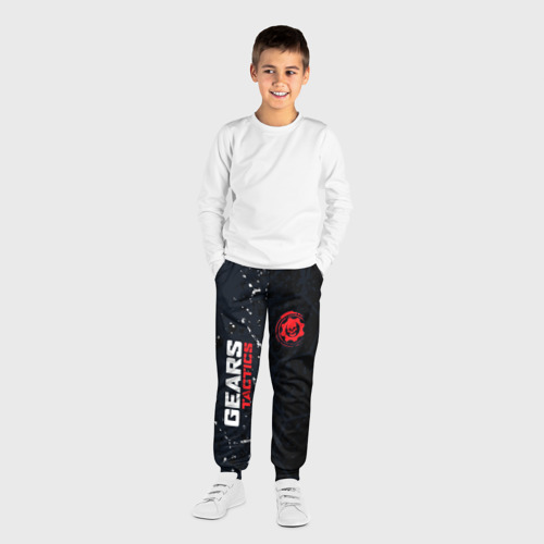 Детские брюки 3D с принтом Gears of War красно-белой лого на темном фоне, вид сбоку #3