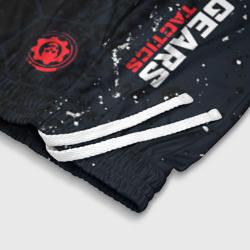 Шорты с принтом Gears of War красно-белой лого на темном фоне для ребенка, вид на модели спереди №4. Цвет основы: белый