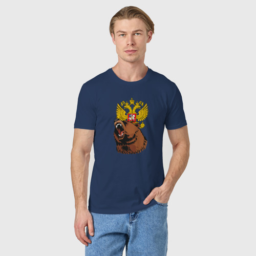 Мужская футболка хлопок Патриотичный медведь на фоне герба, цвет темно-синий - фото 3