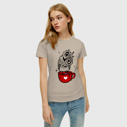 Женская футболка хлопок Сова на кружке с сердечком, цвет миндальный - фото 3