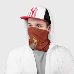 Бандана-труба 3D Капибара нюхает цветок на бордовом фоне - фото 2