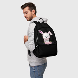 Рюкзак 3D Крольчонок с цветами на чёрном фоне - фото 2