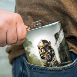 Фляга с принтом Кибернетический тигр для любого человека, вид спереди №4. Цвет основы: металл