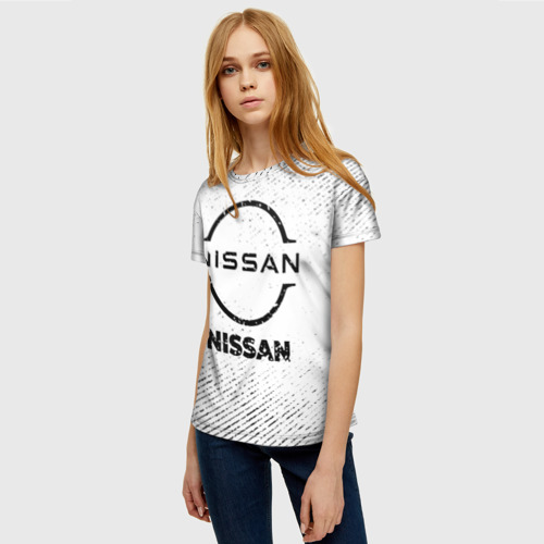 Женская футболка 3D с принтом Nissan с потертостями на светлом фоне, фото на моделе #1