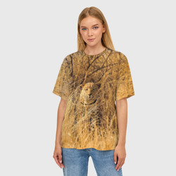 Женская футболка oversize 3D Леопард замаскировался в сухой траве - фото 2