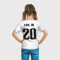 Футболка с принтом Винисиус Реал Мадрид форма 2022-2023 для ребенка, вид на модели сзади №3. Цвет основы: белый