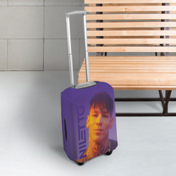 Чехол для чемодана 3D Niletto на фиолетовом фоне - фото 2