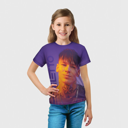 Детская футболка 3D с принтом Niletto на фиолетовом фоне, вид сбоку #3