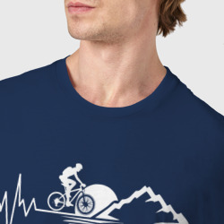 Футболка с принтом В биении сердца велосипед и горы для мужчины, вид на модели спереди №4. Цвет основы: темно-синий