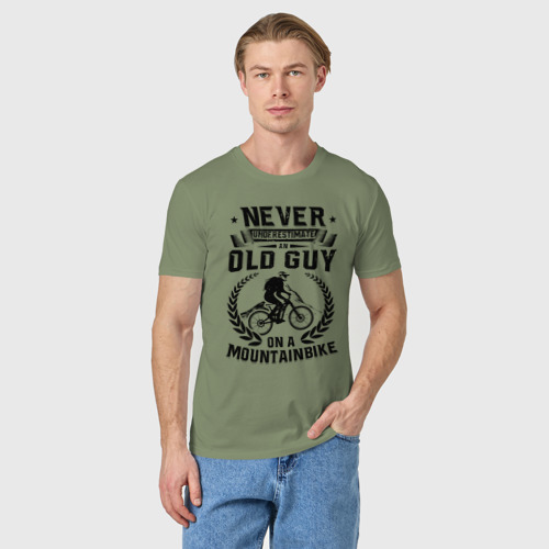 Мужская футболка хлопок Никогда не недооценивай олда на горном велосипеде, цвет авокадо - фото 3