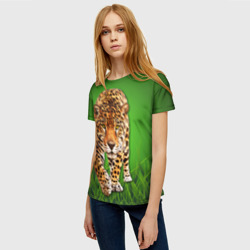 Женская футболка 3D Леопард на фоне травы - фото 2