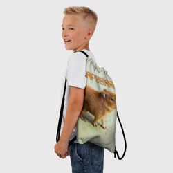 Рюкзак с принтом Детёныш капибара для любого человека, вид спереди №2. Цвет основы: белый