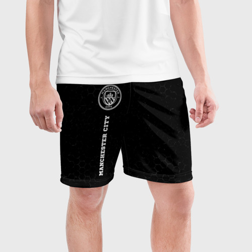 Мужские шорты спортивные с принтом Manchester City sport на темном фоне: по-вертикали, фото на моделе #1
