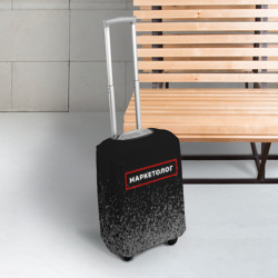 Чехол для чемодана 3D Маркетолог - в красной рамке на темном - фото 2