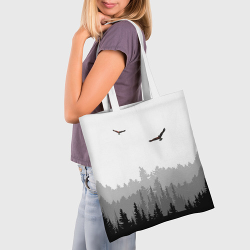 Шоппер 3D с принтом Птицы над лесом, фото на моделе #1