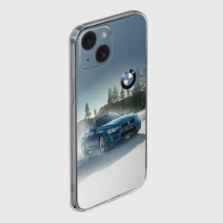 Чехол для iPhone 15 силиконовый с защитой камеры Крутая бэха мчится по лесной дороге - фото 2