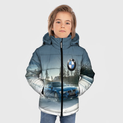 Зимняя куртка для мальчиков 3D Крутая бэха мчится по лесной дороге - фото 2