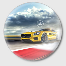Значок Mercedes AMG V8 Biturbo на трассе