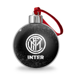 Ёлочный шар Inter с потертостями на темном фоне